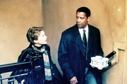 L-R: Elise Kraft (Annette Bening), Agent Anthony 'Hub' Hubbard (Denzel Washington)