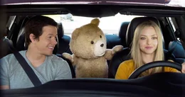 Ted kann es kaum glauben: Um seine Ehe zu retten, m&ouml;chte er mit seiner Frau Tami-Lynn ein Kind adoptieren. Das Gericht sieht ihn jedoch als Sache und nicht als Menschen an - die Adaption wird dem Paar verboten. Mit seinen Freunden John (Mark Wahlberg, l.) und Samantha (Amanda Seyfried) versucht er, das Gericht letzlich doch von seiner Menschlichkeit zu &uuml;berzeugen.