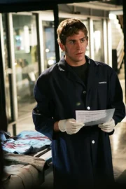 Greg (Eric Szmanda) hat die Vermutung, dass Aaron James, der Bruder des von ihm überfahrenen Demetrius James der Mörder ist. Es fehlen ihm nur genügend Beweise...