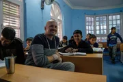 In einem Kinderheim hilft Ben Matern bei den Hausaufgaben und gibt Klavierunterricht. Inzwischen sind ihm die Kinder eine Familie geworden.