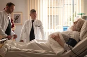 Dr. Kai Hoffmann (Julian Weigend, li.) und Dr. Kaminski (Udo Schenk, mi.) versuchen herauszufinden, wer der verunfallte Mann im Weihnachtsmannkostüm ist. Er hatte keine Papiere bei sich. Als er kurz aufwacht, tischt er den beiden eine hanebüchene Geschichte auf und schläft sofort wieder ein.