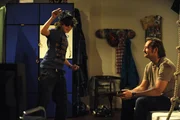 Felix führt Gregor seine Rap-Künste vor. Von links: Felix Kramer (Shayan Hartmann) und Gregor Brunner (Holger M. Wilhelm).