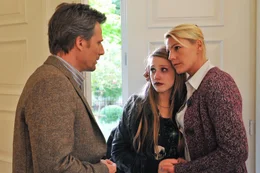 F&uuml;r Horst Michalke (Ren&eacute; Steinke, l.) l&auml;uft es beruflich gerade nicht so gut - und privat auch nicht: Die Beziehung zu seiner Frau Marion (Sophie Sch&uuml;tt, r.) und seiner pubertierenden Tochter Sandra (Lotte Flack, M.) ist in letzter Zeit etwas abgek&uuml;hlt. Und seinem Sohn m&uuml;sste er schon seit langem sagen, dass er adoptiert ist ...