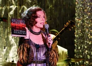 Bei einer Auktion versteigert Martha Rodgers (Susan Sullivan) die signierte Erstausgabe eines Buches, das ihr Sohn Richard Castle geschrieben hat.