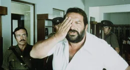 Der schlagkr&auml;ftige Kommissar Rizzo, genannt 'Plattfu&szlig;' (Bud Spencer, M.) jagt in S&uuml;dafrika eine Rauschgiftschmugglerbande ...