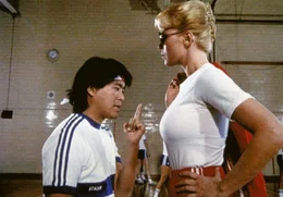 Nogata (Brian Tochi) hat so seine Probleme mit den amerikanischen Frauen, insbesondere mit Callahan (Leslie Easterbrook) ...