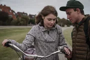 "Herm" (Adrian Grünewald) hat sich in Mitschülerin Yvonne (Linda Stockfleth) verliebt.