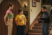 Kurz vor Jakes (Angus T. Jones, M.) zwölftem Geburtstag meldet sich Alans (Jon Cryer, r.) neue Freundin wieder bei ihm. Die sexhungrige Kandi (April Bowlby, l.) will unbedingt eine heiße Nummer mit ihm schieben ...