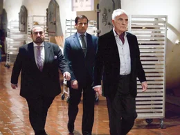 Wider Erwarten gelingt es Maxwell Smart (Steve Carell, M.), bis zu KAOS-Chef Siegfried (Terence Stamp, r.) und seinem stets bereiten Helfershelfer Shtarker (Kenneth Davitian, l.) vordringen. Doch sein Gl&uuml;ck w&auml;hrt nicht ewig ...