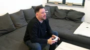 Flo trainiert am virtuellen Flugsimulator auf dem TV Bildschirm im Wohnzimmer.
