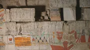 Verzierte Wand eines Grabes in der Nekropole von Deir el-Bahari.