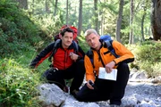 Tobias (Markus Brandl, l.) und Andreas (Martin Gruber, r.) haben eine schwierige Rettungsaktion vor sich.