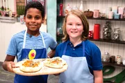 Die Kochkids Lukas und Paul mit Marillen Rosmarin Galettes.