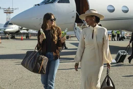 L-R: Maggie Sherwoode (Dakota Johnson), Grace Davis (Tracee Ellis Ross)
