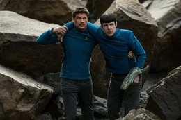 M&uuml;ssen auf einem fremden Planeten gegen einen bisher unbekannten Feind ums &Uuml;berleben k&auml;mpfen: Doc Bones (Karl Urban, l.) und Spock (Zachary Quinto, r.) ...