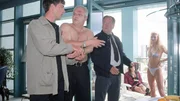 Die Kommissare Bonhoff (Wolfgang Krewe, li.) und Kehler (Wolfgang Bathke, re.) nehmen Kalle Horstmann (Laszlo I. Kish), den Kopf einer Autoschieberbande, fest. (re. hi. Komparsen)
