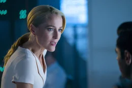 Duffer (Hasan Minhaj, r.) erstattet der Chefin des britischen Auslandsgeheimdienstes MI6 ,Wendy (Gillian Anderson, l.), Bericht.