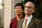 Dean Pelton (Jim Rash, r.) erzählt Annie und Abed interessante Details über den ersten Dean des Colleges, während Chang (Ken Jeong, l.) und der Rest der Truppe in Erinnerung schwelgen, als verkündet wird, dass das College verkauft werden könnte ...