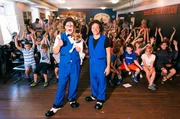 Tobi will ein ganzes Theater voller Kinder zum Lachen bringen und Clown Tonito zeigt ihm, wie das geht.