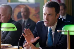 Der politische Newcomer Stephen Collins (Ben Affleck) ger&auml;t unter Druck, als sich herausstellt, dass das Verh&auml;ltnis zu seiner ermordeten Assistentin nicht nur rein beruflicher Natur war...