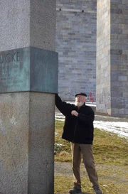 Steinmetzmeister Walter Ballmann schuf diese Stele.