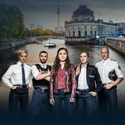 ARD WAPO BERLIN, neue Serie mit (8 Folgen). Das Team der WaPo Berlin (v.l.n.r.): Kriminaloberkommissaranwärterin Marlene Weber (Melina Borcherding), Kriminaloberkommissar Fahri Celik (Hassan Akkouch), Erste Kriminalhauptkommissarin und WaPo-Dienststellenleiterin Jasmin Sayed (Sesede Terziyan), Kriminalhauptkommissarin Paula Sprenger (Sarina Radomski) und Kriminalhauptkommissar Wolf Malletzke (Christoph Grunert). ARD WAPO BERLIN, neue Serie mit (8 Folgen). Das Team der WaPo Berlin (v.l.n.r.): Kriminaloberkommissaranwärterin Marlene Weber (Melina Borcherding), Kriminaloberkommissar Fahri Celik (Hassan Akkouch), Erste Kriminalhauptkommissarin und WaPo-Dienststellenleiterin Jasmin Sayed (Sesede Terziyan), Kriminalhauptkommissarin Paula Sprenger (Sarina Radomski) und Kriminalhauptkommissar Wolf Malletzke (Christoph Grunert).
