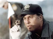 Gil (William Petersen) untersucht den in der W&uuml;ste gefundenen Knochen: er stammt einwandfrei von einem Menschen.