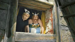 Asterix (Edouard Baer, l.); Obelix (G&eacute;rard Depardieu, r.)