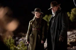 Nachdem ihr Vater von Tom Chaney ermordet wurde, sinnt Mattie Ross (Hailee Steinfeld, l.) auf Rache. Sie heuert den abgehalfterten Marshall Rooster Cogburn (Jeff Bridges, r.) an, einen S&auml;ufer, der es mit den Gesetzen nicht so genau nimmt. Es beginnt eine Spurensuche der etwas anderen Art ...