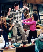 L-R: Jennifer Aniston (Rachel Green), Chandler Bing (Matthew Perry), Monica Geller (Courteney Cox)