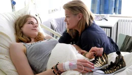 In gro&szlig;er Sorge: Pfarrerin Rieke Schmidt (Birge Schade, re.) versucht ihr an Leuk&auml;mie erkranktes Patenkind Jessica (Llewellyn Reichmann) aufzumuntern.
