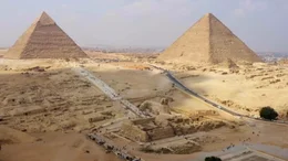 Die Sphinx vor Pyramiden    +++ Die Verwendung des sendungsbezogenen Materials ist nur mit dem Hinweis und Verlinkung auf RTL+ gestattet. +++