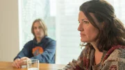 Misselbachs Frau Sina (Judith Sehrbrock, r.) und ihr gemeinsamer Sohn Jannis (Romé Weimar, l.) reagieren unterschiedlich auf die Todesnachricht. Während Sina schockiert und mitgenommen ist, bleibt der Junge nahezu gelassen. Das Verhältnis von Vater und Sohn hat offenbar unter den strengen Regeln des Vaters sehr gelitten.