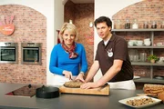Die Backsendung im SWR Fernsehen mit Bäckermeister und Konditor Hannes Weber und Moderatorin Heike Greis, Studioatmosphäre beim Dreh mit Team, Heike Greis und Hannes Weber.
