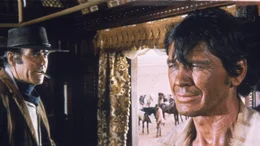 Der Bandenchef Frank (Henry Fonda) wei&szlig; nicht, was &bdquo;Mundharmonika&ldquo; (Charles Bronson, re.) von ihm m&ouml;chte.