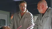 Grissom (William Petersen, li.) und Dr. Robbins (Robert David Hall) untersuchen die Leiche einer jungen Frau (Jin Yang), die auf dem Stra&szlig;enfest einer kleinen koreanischen Gemeinde erschossen wurde.