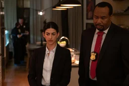 Griz (Ayden Mayeri, l.); Inspector Morris Monroe (Roy Wood jr., r.)