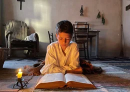 Heimlich lesen: Obwohl ihm sein Vater verbot, in seinen B&uuml;chern zu lesen, schlich sich der wissbegierige Nikola Tesla (Plamen Petkov) nachts in die gut Stube und las im Schein selbstgezogener Kerzen. Nikola Tesla sagte, dass er schon zu Kindheitstagen ganze B&uuml;cher auswendig konnte.