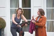 W&auml;hrend Stella (Adele Neuhauser, l.) auf ihrem Fitnessrad trainiert, erteilt sie ihrer Assistentin Adina (Lisa Jopt) Anweisungen.
