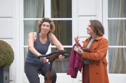 W&auml;hrend Stella (Adele Neuhauser, l.) auf ihrem Fitnessrad trainiert, erteilt sie ihrer Assistentin Adina (Lisa Jopt) Anweisungen.