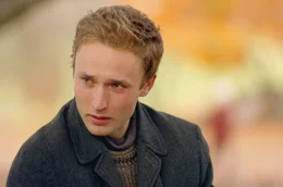 Jason (Joshua Close) bekommt es mit der Angst zu tun, als er sieht wie Emily sich ver&auml;ndert.