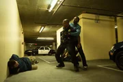Bosch Staffel 1 Folge 6 In blinder Wut: Shawn Hatosy (liegend) als Johnny Stokes, Deji LaRay als Officer Julius Edgewood, Jamie Hector als Jerry Edgar Bosch Staffel 1 Folge 6 In blinder Wut: Shawn Hatosy (liegend) als Johnny Stokes, Deji LaRay als Officer Julius Edgewood, Jamie Hector als Jerry Edgar