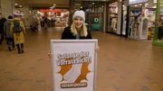 Mit allen Mitteln versucht Pia, Kunden anzulocken.