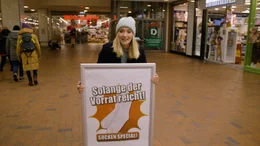 Mit allen Mitteln versucht Pia, Kunden anzulocken.