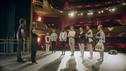 Die Ballettklasse von Armando (Rik Young, li.) ist entsetzt, als sie von ihm und Madame Carré (Katherine Erhardy, 2.v.li.) erfahren, dass sie disqualifiziert wurden. Lena (Jessica Lord, re.) will die Schuld dafür komplett auf sich nehmen.