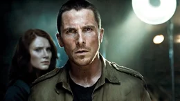 Supercomputer Skynet schickt einen Terminator in die Vergangenheit, um John Connors (Christian Bale, r.) Geburt zu verhindern. Zuerst nimmt er Kyle Reese gefangen, um zu verhindern, dass dieser Johns Mutter Kate (Bryce Dallas Howard, l.) schw&auml;ngern kann ...
