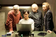 Bei den Ermittlungen stellen (v.l.n.r.) Günter (Wolfgang Winkler), Hui Ko (Aaron Le), Edwin (Tilo Prückner) und Vicky (Katja Danowski) fest, wie wenig sie Dr. Körfer kannten. Bei den Ermittlungen stellen (v.l.n.r.) Günter (Wolfgang Winkler), Hui Ko (Aaron Le), Edwin (Tilo Prückner) und Vicky (Katja Danowski) fest, wie wenig sie Dr. Körfer kannten.