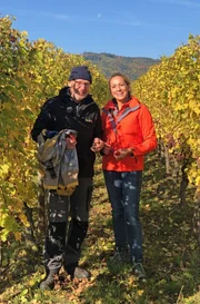 Jean Becker (l) zeigt Tamina Kallert seine Weinberge nahe Zellenberg, wo seine Familie seit 400 Jahren ein Weingut besitzt.