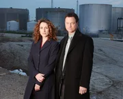 Stella Bonasera (Melina Kanakaredes) und Mac Taylor (Gary Sinise) suchen nach dem Mörder eines Hafenarbeiters. Stella Bonasera (Melina Kanakaredes) und Mac Taylor (Gary Sinise) suchen nach dem Mörder eines Hafenarbeiters.