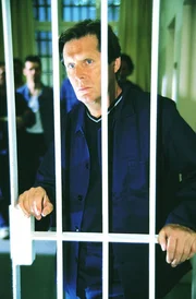 Dr. Stefan Frank (Sigmar Solbach) ist wegen Mordes verhaftet worden. Angeblich soll er eine langjährige Patientin ermordet haben, um an das Erbe zu kommen...